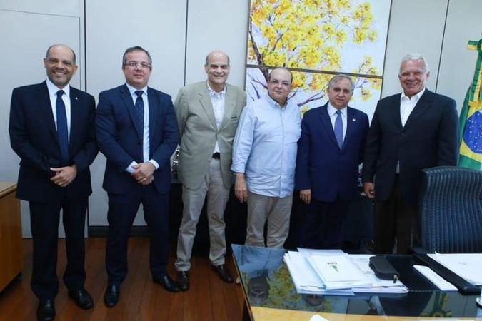 Ibaneis, representantes do GDF e o coordenador da bancada do DF, Izalci Lucas: uso de recursos congelados (foto: Assessoria Izalci/Divulgacao) Ibaneis, representantes do GDF e o coordenador da bancada do DF, Izalci Lucas: uso de recursos congelados (foto: Assessoria Izalci/Divulgacao)