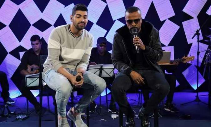Dilsinho e Alexandre Pires dividem os holofotes no medley 'Trovão/Dói demais'(foto: YouTube/Reprodução) Dilsinho e Alexandre Pires dividem os holofotes no medley 'Trovão/Dói demais'(foto: YouTube/Reprodução)