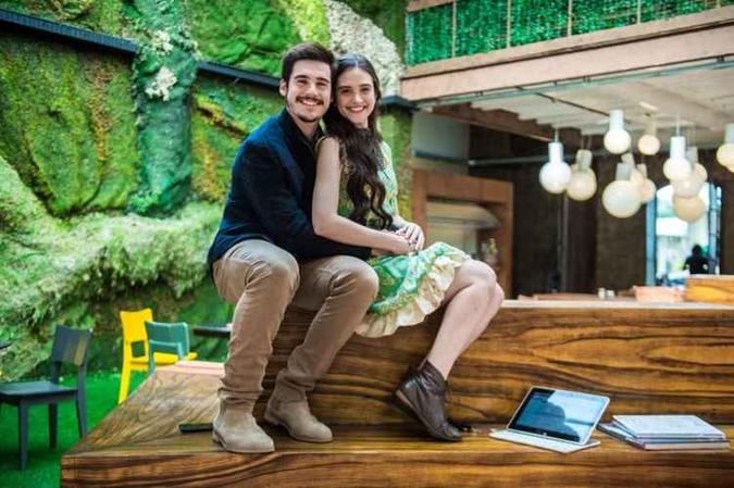 Atores Nicolas Prattes e Juliana Paiva como Samuca e Marocas na novela 'O tempo não para'(foto: Raquel Cunha/TV Globo) Atores Nicolas Prattes e Juliana Paiva como Samuca e Marocas na novela 'O tempo não para'(foto: Raquel Cunha/TV Globo)