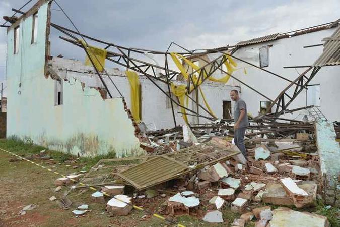 Havia 26 pessoas no templo no momento da ventania. Por sorte, ninguém se feriu. Quando os fiéis ouviram o barulho alto da ventania e perceberam que o local seria destelhado, correram para uma parte da construção que tem uma laje(foto: Ed Alves/CB/D.A Press) Havia 26 pessoas no templo no momento da ventania. Por sorte, ninguém se feriu. Quando os fiéis ouviram o barulho alto da ventania e perceberam que o local seria destelhado, correram para uma parte da construção que tem uma laje(foto: Ed Alves/CB/D.A Press)