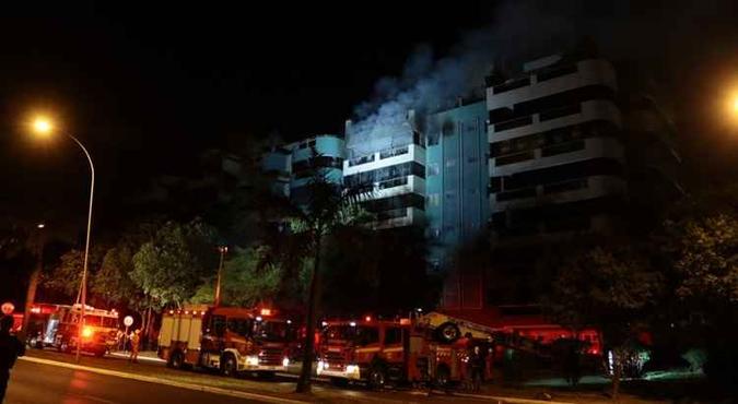 Incêndio, que começou por volta das 15h30, só foi controlado às 20h30(foto: Luis Nova/Esp. CB/D.A. Press) Incêndio, que começou por volta das 15h30, só foi controlado às 20h30(foto: Luis Nova/Esp. CB/D.A. Press)