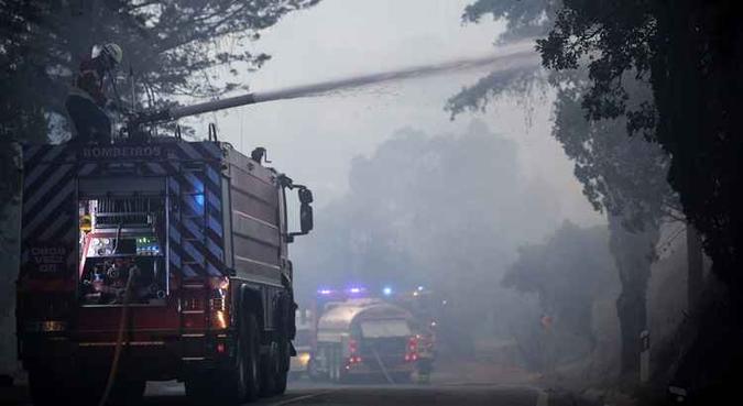 Desde o início do incêndio na sexta-feira passada nos arredores do município de Monchique, 164 km ao sul de Lisboa, as chamas deixaram 41 feridos(foto: Carlos costa/AFP) Desde o início do incêndio na sexta-feira passada nos arredores do município de Monchique, 164 km ao sul de Lisboa, as chamas deixaram 41 feridos(foto: Carlos costa/AFP)