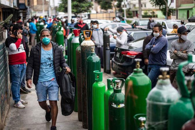 As pessoas fazem fila para reabastecer seus cilindros de oxigênio vazios em Callao, Peru(foto: ERNESTO BENAVIDES/AFP) As pessoas fazem fila para reabastecer seus cilindros de oxigênio vazios em Callao, Peru(foto: ERNESTO BENAVIDES/AFP)