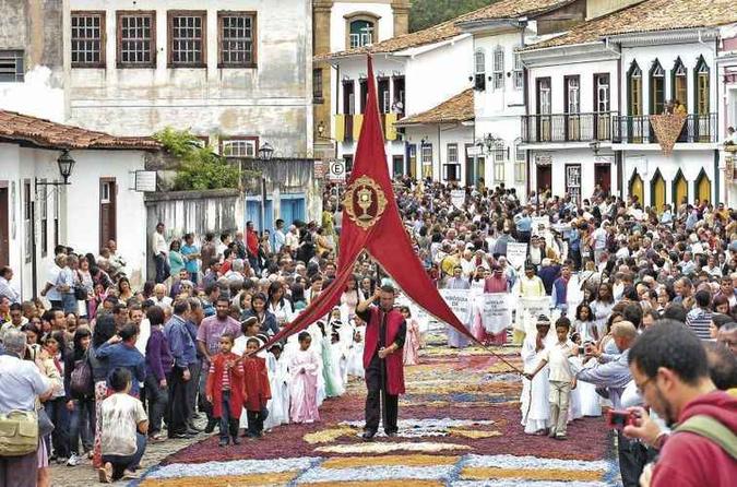 Procissão nas ruas históricas de Ouro Preto (foto: Juarez Rodrigues/EM) Procissão nas ruas históricas de Ouro Preto (foto: Juarez Rodrigues/EM)