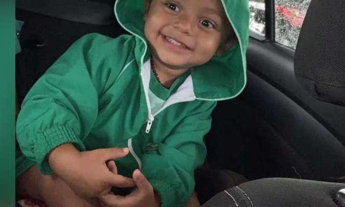 Bernardo, 1 ano e 11 meses, usava um colar de âmbar. Criança encontrada morta na Bahia usava adereço semelhante (foto: Reprodução/Facebook ) Bernardo, 1 ano e 11 meses, usava um colar de âmbar. Criança encontrada morta na Bahia usava adereço semelhante (foto: Reprodução/Facebook )