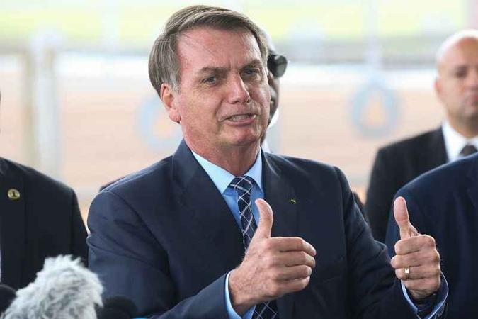 O presidente Jair Bolsonaro fala à imprensa e cumprimenta populares ao sair do Palácio da Alvorada(foto: Antônio Cruz/Agência Brasil) O presidente Jair Bolsonaro fala à imprensa e cumprimenta populares ao sair do Palácio da Alvorada(foto: Antônio Cruz/Agência Brasil)