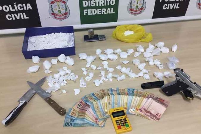 Ao todo foram aproximadamente 2 quilos de cocaína, além de R$ 6 mil em dinheiro(foto: PCDF Divulgação) Ao todo foram aproximadamente 2 quilos de cocaína, além de R$ 6 mil em dinheiro(foto: PCDF Divulgação)