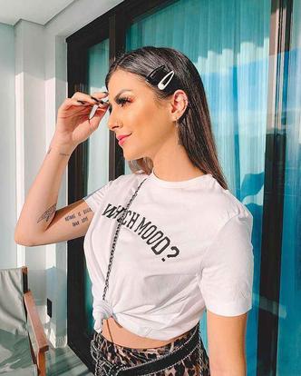 A influencer Nah Cardoso optou por dois tique-taques preto e branco para compor o visual moderno. (foto: Reprodução/Instagram) A influencer Nah Cardoso optou por dois tique-taques preto e branco para compor o visual moderno. (foto: Reprodução/Instagram)
