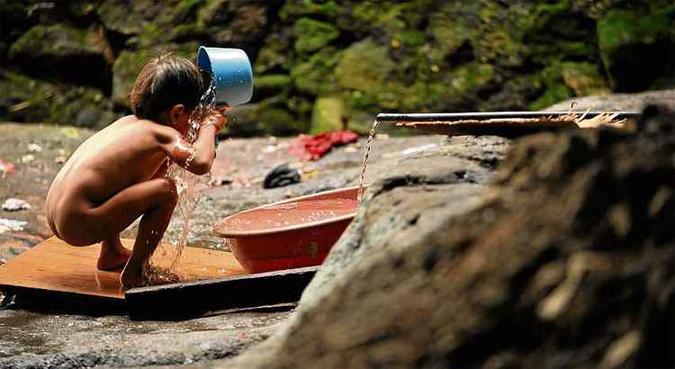 Meninos e meninas sem acesso à água potável e vivendo em ambientes que não têm saneamento básico estão entre os mais vulneráveis(foto: Noel Celis/AFP - 19/8/10 ) Meninos e meninas sem acesso à água potável e vivendo em ambientes que não têm saneamento básico estão entre os mais vulneráveis(foto: Noel Celis/AFP - 19/8/10 )