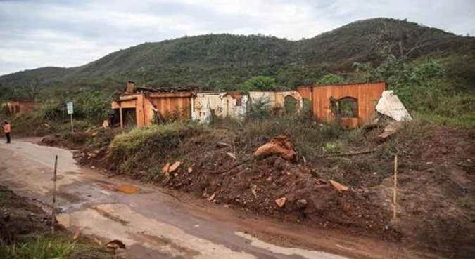 Ruínas em Bento Rodrigues, distrito de Mariana, dois anos após a tragédia do rompimento da Barragem de Fundão, da mineradora Samarco (foto: José Cruz/Agência Brasil) Ruínas em Bento Rodrigues, distrito de Mariana, dois anos após a tragédia do rompimento da Barragem de Fundão, da mineradora Samarco (foto: José Cruz/Agência Brasil)