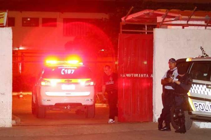 O crime aconteceu em 13 de junho deste ano. Gidenilton levou dois tiros no tórax e um no braço esquerdo. Quando o socorro chegou, a vítima já tinha morrido(foto: Luis Nova/Esp. CB/D.A Press) O crime aconteceu em 13 de junho deste ano. Gidenilton levou dois tiros no tórax e um no braço esquerdo. Quando o socorro chegou, a vítima já tinha morrido(foto: Luis Nova/Esp. CB/D.A Press)