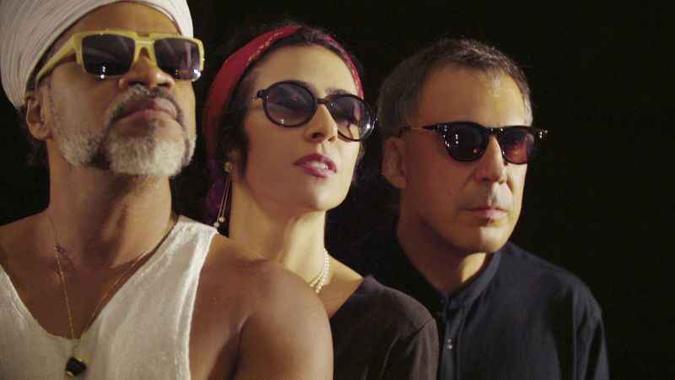 Tribalistas cantaram músicas como 'Um a um' e 'Passe em casa'(foto: Marco Froner/Divulgação) Tribalistas cantaram músicas como 'Um a um' e 'Passe em casa'(foto: Marco Froner/Divulgação)
