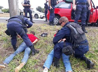 Homens são presos em flagrante após roubo de carro(foto: PMDF/Divulgação ) Homens são presos em flagrante após roubo de carro(foto: PMDF/Divulgação )