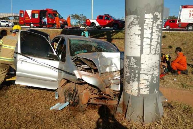 Cinco pessoas do mesmo carro precisaram de socorro(foto: Corpo de Bombeiros/Divulgação) Cinco pessoas do mesmo carro precisaram de socorro(foto: Corpo de Bombeiros/Divulgação)