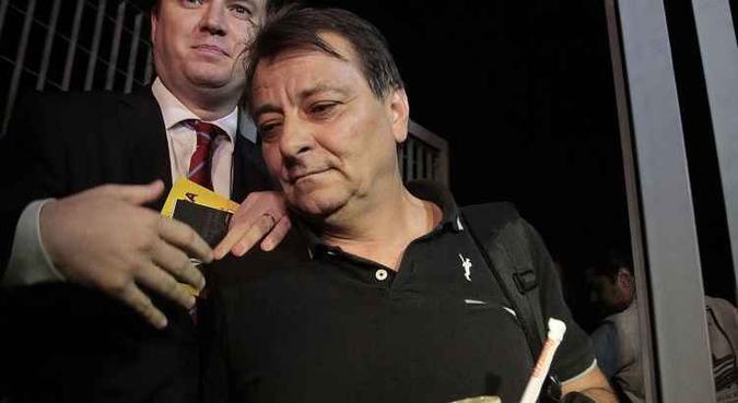 Condenado à prisão perpétua na Itália, ele se diz amparado por um decreto de Lula(foto: Reginaldo Castro/AFP) Condenado à prisão perpétua na Itália, ele se diz amparado por um decreto de Lula(foto: Reginaldo Castro/AFP)