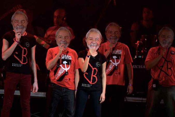 Artistas usam máscaras de Lula em festival que pediu sua liberdade no último fim de semana(foto: Mauro Pimentel/AFP) Artistas usam máscaras de Lula em festival que pediu sua liberdade no último fim de semana(foto: Mauro Pimentel/AFP)