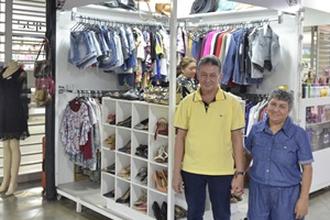 Casal faz sucesso vendendo roupas usadas na Estação Central do Metrô