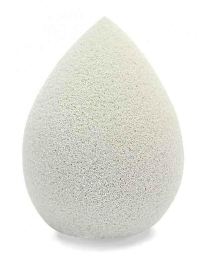 Esponja Drop Blend, da Océane - Permite uma aplicação perfeita e uniforme de base, corretivo, pó, iluminador e blush. Tem uma textura ideal para aplicar a maquiagem sem deixar marcas e não desperdiçar o produto, pois, quando molhada, a água preenche a estrutura da esponja, impedindo que o produto seja absorvido. Os lados com tamanhos diferentes permitem alcançar todos os pontos do rosto (R$ 20,10) Divulgação Esponja Drop Blend, da Océane - Permite uma aplicação perfeita e uniforme de base, corretivo, pó, iluminador e blush. Tem uma textura ideal para aplicar a maquiagem sem deixar marcas e não desperdiçar o produto, pois, quando molhada, a água preenche a estrutura da esponja, impedindo que o produto seja absorvido. Os lados com tamanhos diferentes permitem alcançar todos os pontos do rosto (R$ 20,10) Divulgação