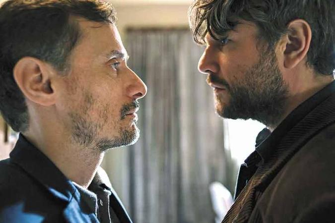 Enrique Diaz e Selton Mello em cena de 'O mecanismo', que estreia nesta sexta na Netflix(foto: Karima Shehata/Divulgação ) Enrique Diaz e Selton Mello em cena de 'O mecanismo', que estreia nesta sexta na Netflix(foto: Karima Shehata/Divulgação )