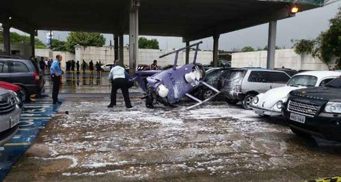 A aeronave tombou no estacionamento da emissora durante uma tempestade(foto: Reprodução/Internet) A aeronave tombou no estacionamento da emissora durante uma tempestade(foto: Reprodução/Internet)