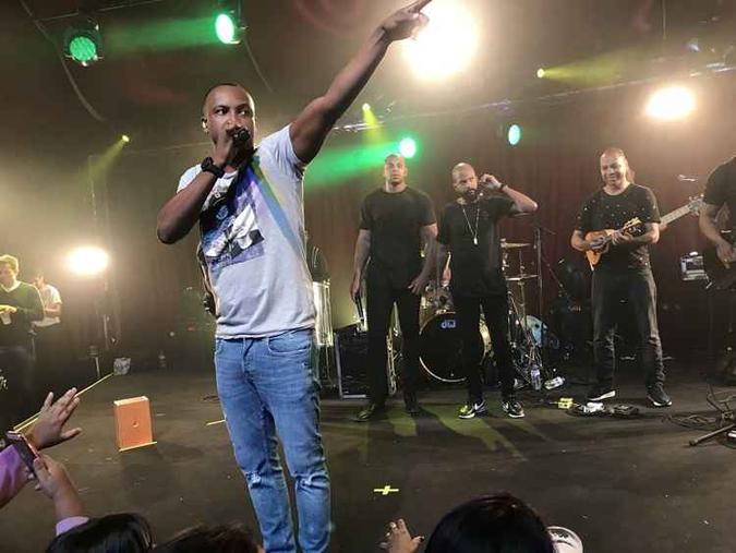 Correio acompanha show de Thiaguinho em Paris; saiba como ...