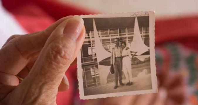 'Poeira e batom - 50 mulheres na construção de Brasília' é obra de Tânia Fontenele(foto: Reprodução/Internet) 'Poeira e batom - 50 mulheres na construção de Brasília' é obra de Tânia Fontenele(foto: Reprodução/Internet)
