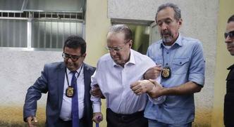 Paulo Maluf deixa o 91ª Distrito Policial, em São Paulo, após passar por exame de corpo delito(foto: Nelson Antoine/Folhapress) Paulo Maluf deixa o 91ª Distrito Policial, em São Paulo, após passar por exame de corpo delito(foto: Nelson Antoine/Folhapress)