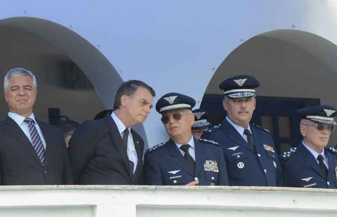 Bolsonaro com militares durante a formatura de sargentos na Escola de Especialistas da Aeronáutica, em Guaratinguetá, no Vale do Paraíba: ao longo do dia as ações ordinárias e preferenciais da Eletrobrás caíram(foto: Rovena Rosa/Agência Brasil) Bolsonaro com militares durante a formatura de sargentos na Escola de Especialistas da Aeronáutica, em Guaratinguetá, no Vale do Paraíba: ao longo do dia as ações ordinárias e preferenciais da Eletrobrás caíram(foto: Rovena Rosa/Agência Brasil)