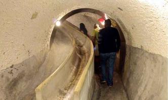 O túnel permite um escape rápido de hóspedes especiais em caso de emergência (foto: Leonardo Meireles/CB/D.A Press) O túnel permite um escape rápido de hóspedes especiais em caso de emergência (foto: Leonardo Meireles/CB/D.A Press)