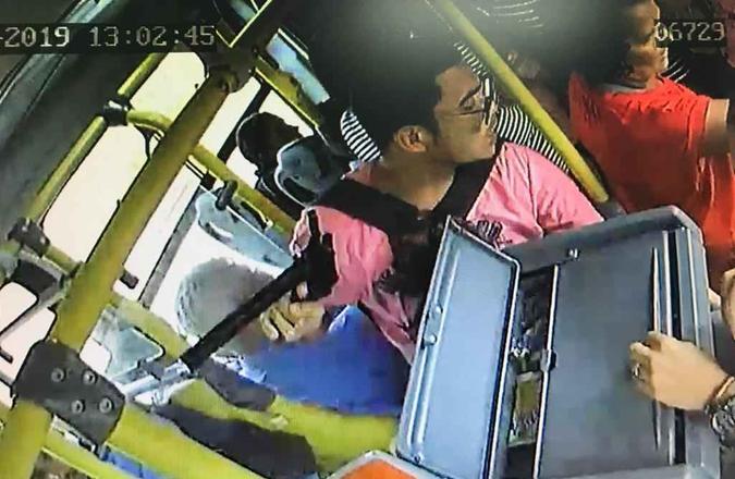O homem roubou os coletivos usando uma arma parecida com uma metralhadora(foto: PCDF/Divulgação) O homem roubou os coletivos usando uma arma parecida com uma metralhadora(foto: PCDF/Divulgação)