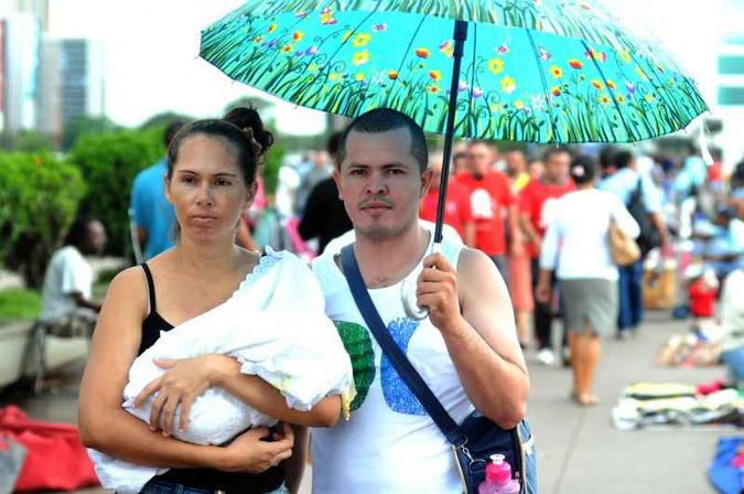 O casal Simone Dorotelo e Francisco Daniel fica preocupado com o filho recém-nascido(foto: Antonio Cunha/CB/D.A Press) O casal Simone Dorotelo e Francisco Daniel fica preocupado com o filho recém-nascido(foto: Antonio Cunha/CB/D.A Press)