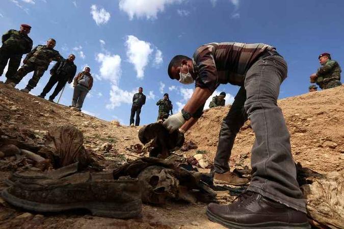 Segundo a investigação, os mortos encontrados nessas valas comuns incluem crianças, idosos, pessoas com deficiências e mulheres(foto: AFP) Segundo a investigação, os mortos encontrados nessas valas comuns incluem crianças, idosos, pessoas com deficiências e mulheres(foto: AFP)