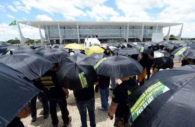 Policiais federais fizeram um Policiais federais fizeram um