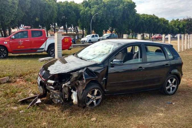 O acidente aconteceu por volta das 13h. O motorista não ficou ferido(foto: CBMDF/Divulgação) O acidente aconteceu por volta das 13h. O motorista não ficou ferido(foto: CBMDF/Divulgação)