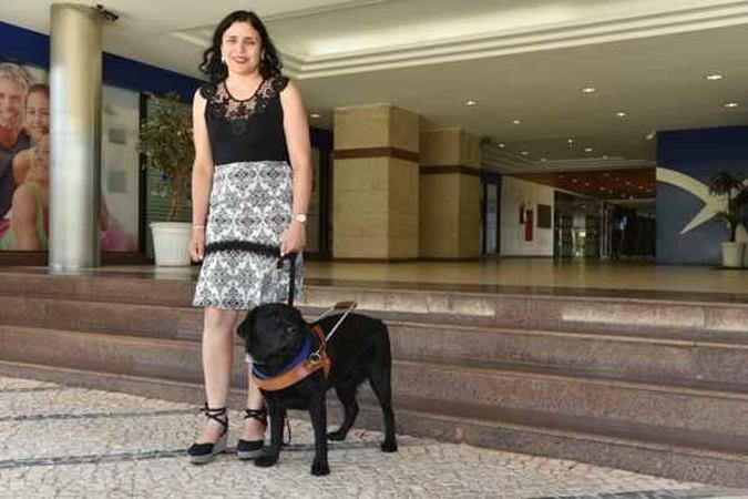 Marinalva só consegue desviar dos obstáculos na rua com a ajuda de um cão-guia. A primeira cadela que a acompanhava morreu de velhice, mas, hoje, ela conta com a Ayla(foto: Zuleika de Souza/CB/D.A Press) Marinalva só consegue desviar dos obstáculos na rua com a ajuda de um cão-guia. A primeira cadela que a acompanhava morreu de velhice, mas, hoje, ela conta com a Ayla(foto: Zuleika de Souza/CB/D.A Press)