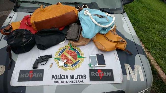 Equipe da Rotam conseguiu recuperar os objetos assaltados nas duas ocorrências. Em uma delas, assaltantes renderam as vítimas com uma arma falsa(foto: Reprodução/PMDF) Equipe da Rotam conseguiu recuperar os objetos assaltados nas duas ocorrências. Em uma delas, assaltantes renderam as vítimas com uma arma falsa(foto: Reprodução/PMDF)