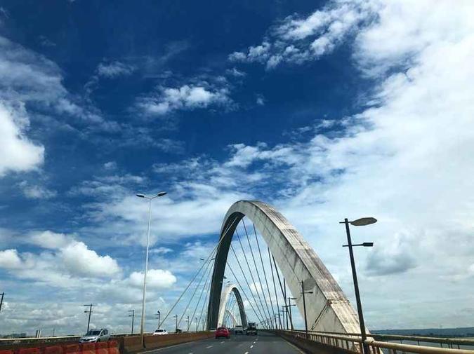Acidente interditou o trânsito nas proximidades da Ponte JK(foto: Ana Rayssa/CB/D.A Press) Acidente interditou o trânsito nas proximidades da Ponte JK(foto: Ana Rayssa/CB/D.A Press)