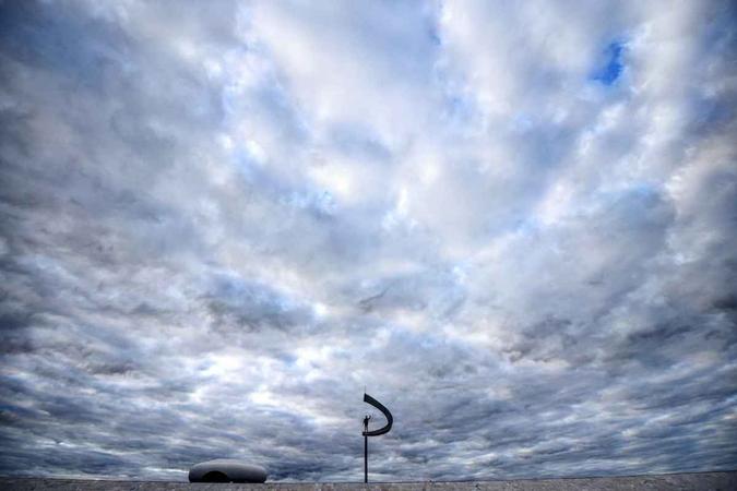 Essas nuvens que vemos nos últimos dias, apesar de parecer que vai chover, não são nuvens de chuvas Essas nuvens que vemos nos últimos dias, apesar de parecer que vai chover, não são nuvens de chuvas