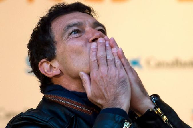 Depois ganhar prêmio de melhor ator em Cannes, Banderas pode faturar o Globo de Ouro(foto: AFP / JORGE GUERRERO) Depois ganhar prêmio de melhor ator em Cannes, Banderas pode faturar o Globo de Ouro(foto: AFP / JORGE GUERRERO)