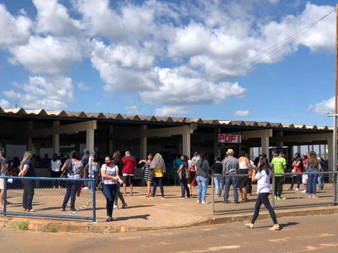 A fiscalização flagrou aglomeração em frente ao presídio(foto: Divulgação) A fiscalização flagrou aglomeração em frente ao presídio(foto: Divulgação)