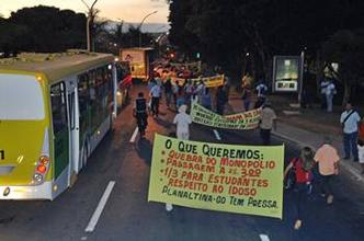 Cerca de 100 pessoas foram às ruas para protestar: saíram da Rodoviária e seguiram a pé até o posto Colorado(foto: Zuleika de souza/CB/D.A Press ) Cerca de 100 pessoas foram às ruas para protestar: saíram da Rodoviária e seguiram a pé até o posto Colorado(foto: Zuleika de souza/CB/D.A Press )