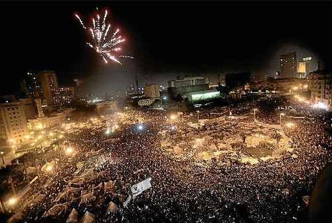Fogos de artifício e celebração na Praça Tahrir lotada, na noite de 11 de fevereiro de 2011, depois do anúncio da renúncia de Hosni Mubarak: especialistas admitem que ditadura de Abdel Fattah Al-Sisi é ainda mais cruel(foto: Marco Longari/AFP - 11/2/11) Fogos de artifício e celebração na Praça Tahrir lotada, na noite de 11 de fevereiro de 2011, depois do anúncio da renúncia de Hosni Mubarak: especialistas admitem que ditadura de Abdel Fattah Al-Sisi é ainda mais cruel(foto: Marco Longari/AFP - 11/2/11)