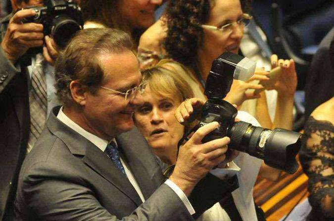 Renan Calheiros tira fotos no plenário, após vitória para a presidência do Senado, no dia em que a sensação no Congresso foram os paus de selfie(foto: Minervino Junior/CB/D.A Press) Renan Calheiros tira fotos no plenário, após vitória para a presidência do Senado, no dia em que a sensação no Congresso foram os paus de selfie(foto: Minervino Junior/CB/D.A Press)