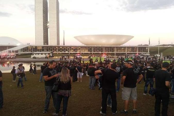 Um acampamento seria realizado no gramado em frente ao legislativo federal, mas, diante da baixa adesão dos manifestantes à ideia, isso não deve ocorrer(foto: Arthur Paganini/CB) Um acampamento seria realizado no gramado em frente ao legislativo federal, mas, diante da baixa adesão dos manifestantes à ideia, isso não deve ocorrer(foto: Arthur Paganini/CB)
