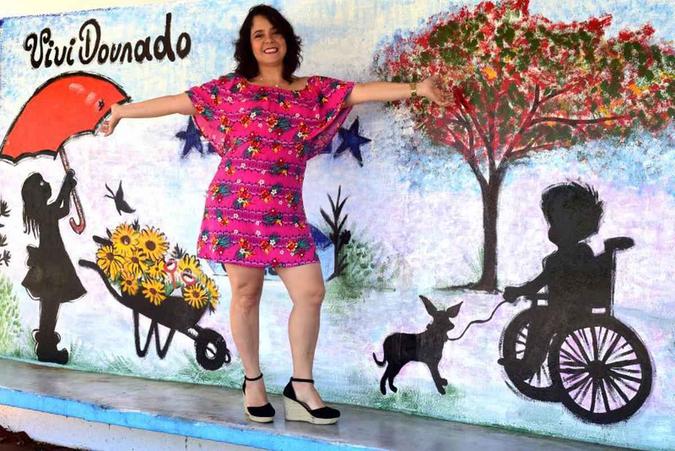 A responsável pelas pinturas nas paradas do Cruzeiro é Viviane Ferreira Dourado, 43 anos, conhecida pela região por Vivi Dourado, designer e artesã por profissãoAntonio Cunha/CB/D.A Press A responsável pelas pinturas nas paradas do Cruzeiro é Viviane Ferreira Dourado, 43 anos, conhecida pela região por Vivi Dourado, designer e artesã por profissãoAntonio Cunha/CB/D.A Press