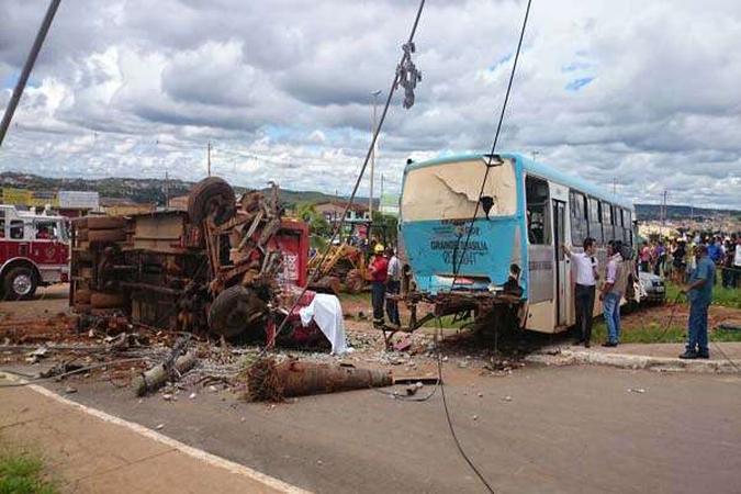 O condutor e o cobrador do ônibus tiveram escoriações leves e foram levados para o Hospital Regional do Paranoá (HRP)(foto: Breno Fortes/CB/D.A Press) O condutor e o cobrador do ônibus tiveram escoriações leves e foram levados para o Hospital Regional do Paranoá (HRP)(foto: Breno Fortes/CB/D.A Press)
