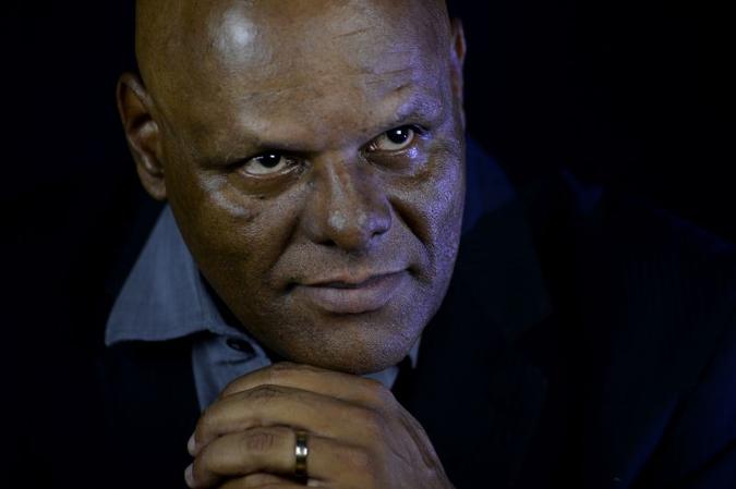 De terno e gravata, X Câmbio Negro pouco lembra o artista que fundou um dos principais grupos da história do rap nacional no início dos anos 1990(foto: Carlos Vieira/CB/D.A Press) De terno e gravata, X Câmbio Negro pouco lembra o artista que fundou um dos principais grupos da história do rap nacional no início dos anos 1990(foto: Carlos Vieira/CB/D.A Press)