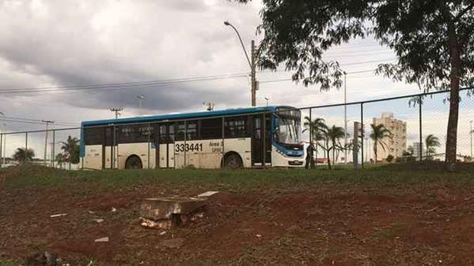Ônibus da empresa Urbi Mobilidade Urbana foi assaltado na tarde de sábado.(foto: PMDF/Divulgação) Ônibus da empresa Urbi Mobilidade Urbana foi assaltado na tarde de sábado.(foto: PMDF/Divulgação)
