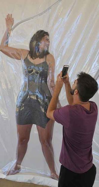 Gabriela Buzzi foi direto para a obra que embala o corpo a vácuo (foto: Minervino Junior/CB/D.A Press ) Gabriela Buzzi foi direto para a obra que embala o corpo a vácuo (foto: Minervino Junior/CB/D.A Press )