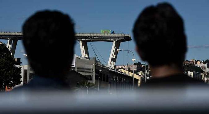 O viaduto parece agora com um trampolim gigante sobre os edifícios do bairro de Sampierdarena(foto: AFP) O viaduto parece agora com um trampolim gigante sobre os edifícios do bairro de Sampierdarena(foto: AFP)